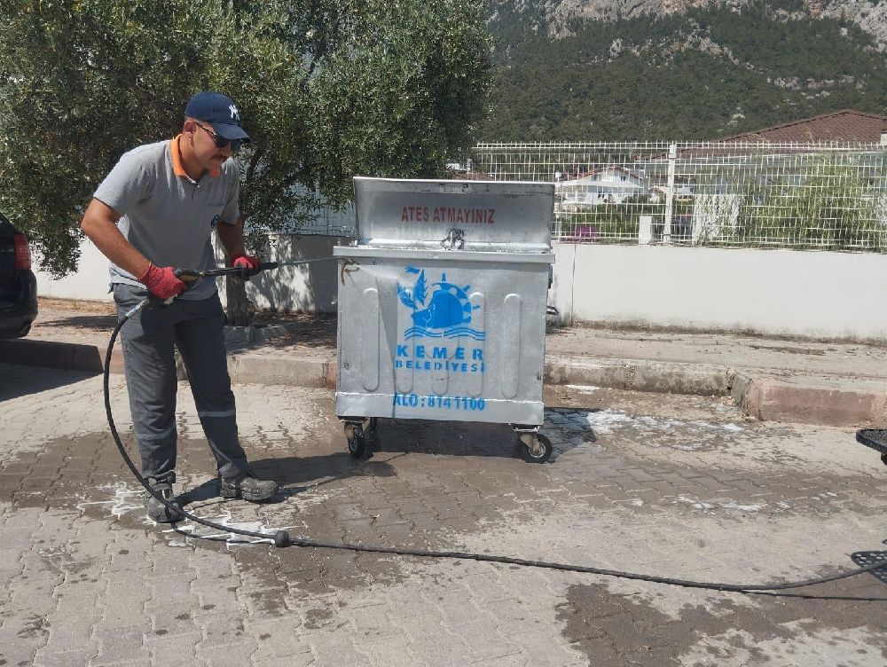 Kemer’de çöp konteynerleri dezenfekte ediliyor