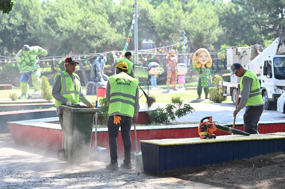 Kepez'de Tek Sarnıç Parkı'nda temizlik seferberliği