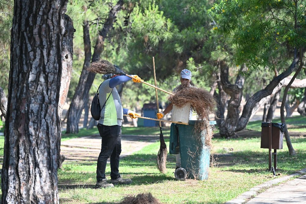 Kepez'de Tek Sarnıç Parkı'nda temizlik seferberliği