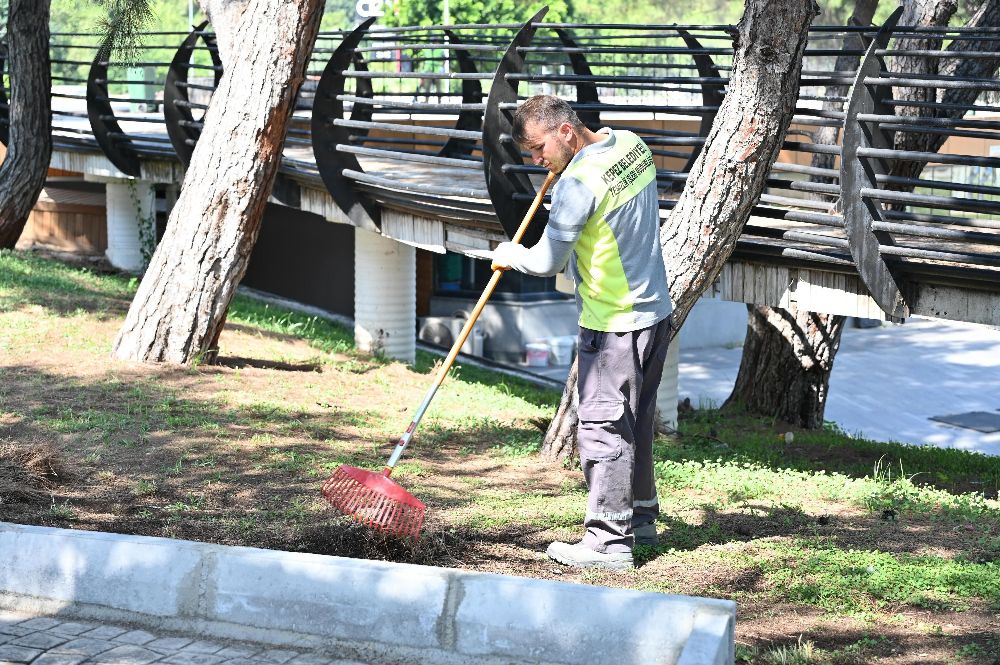 Kepez'de Tek Sarnıç Parkı'nda temizlik seferberliği