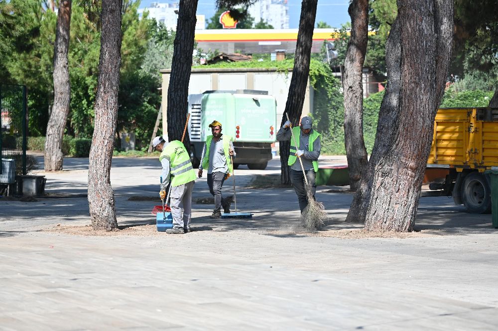 Kepez'de Tek Sarnıç Parkı'nda temizlik seferberliği