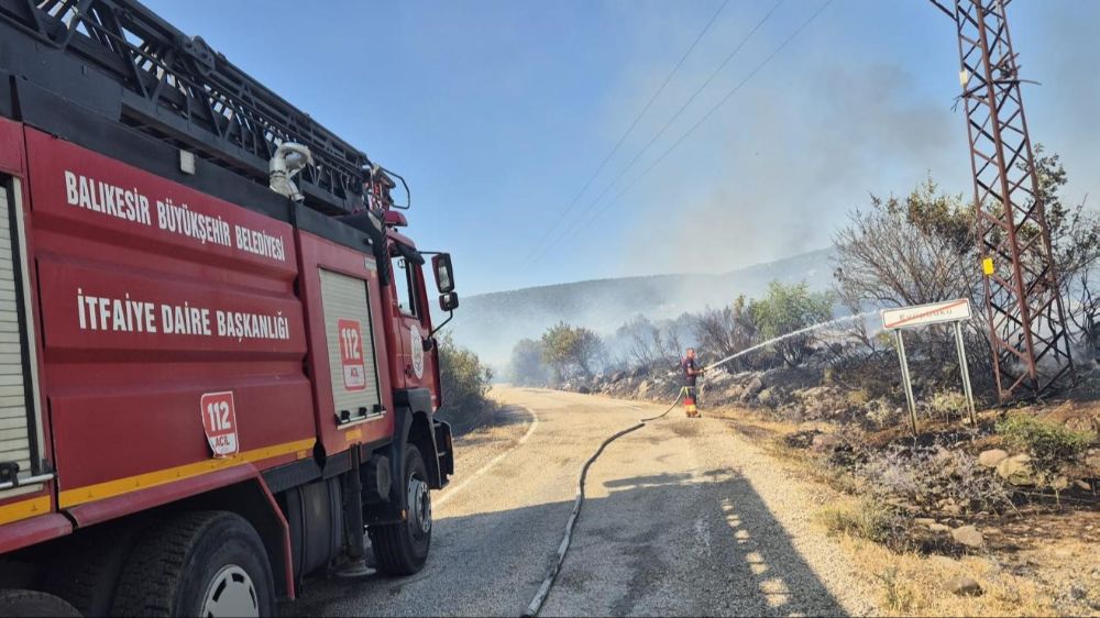 Kepsut'taki orman yangını köyü tehdit ediyor