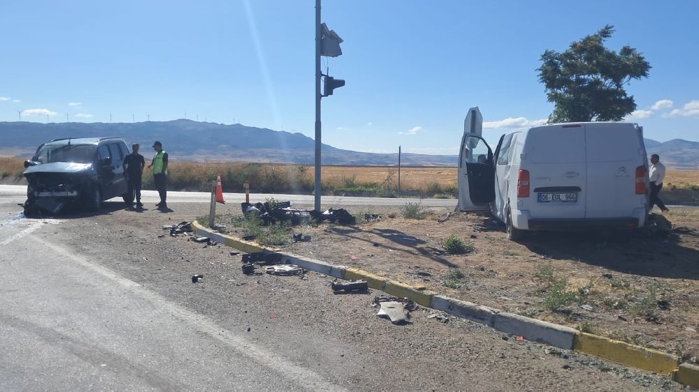 Kırıkkale'de minibüs ile hafif ticari araç çarpıştı: 6 yaralı