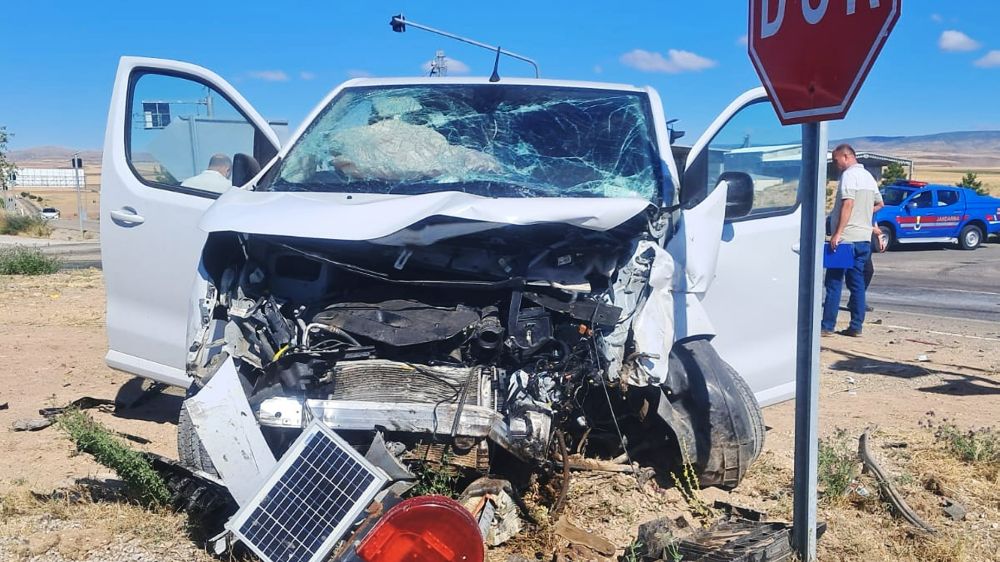  Kırıkkale'de minibüs ile hafif ticari araç çarpıştı: 6 yaralı