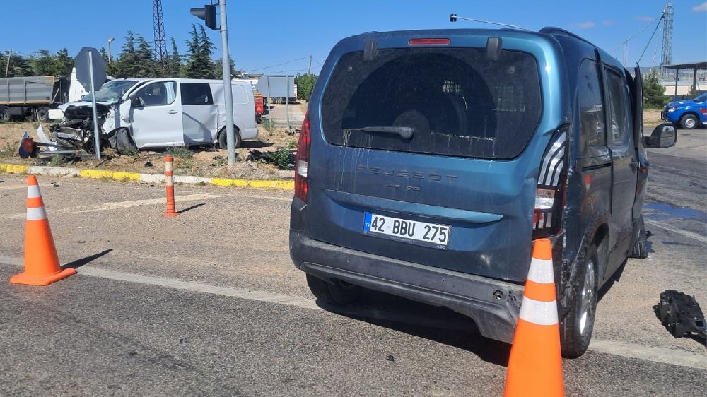 Kırıkkale'de minibüs ile hafif ticari araç çarpıştı: 6 yaralı