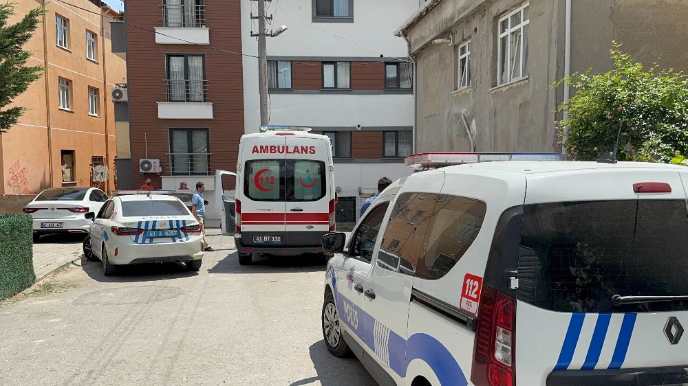Kocaeli'de bıçaklı kavga: 2 kardeş ve polis memuru yaralandı