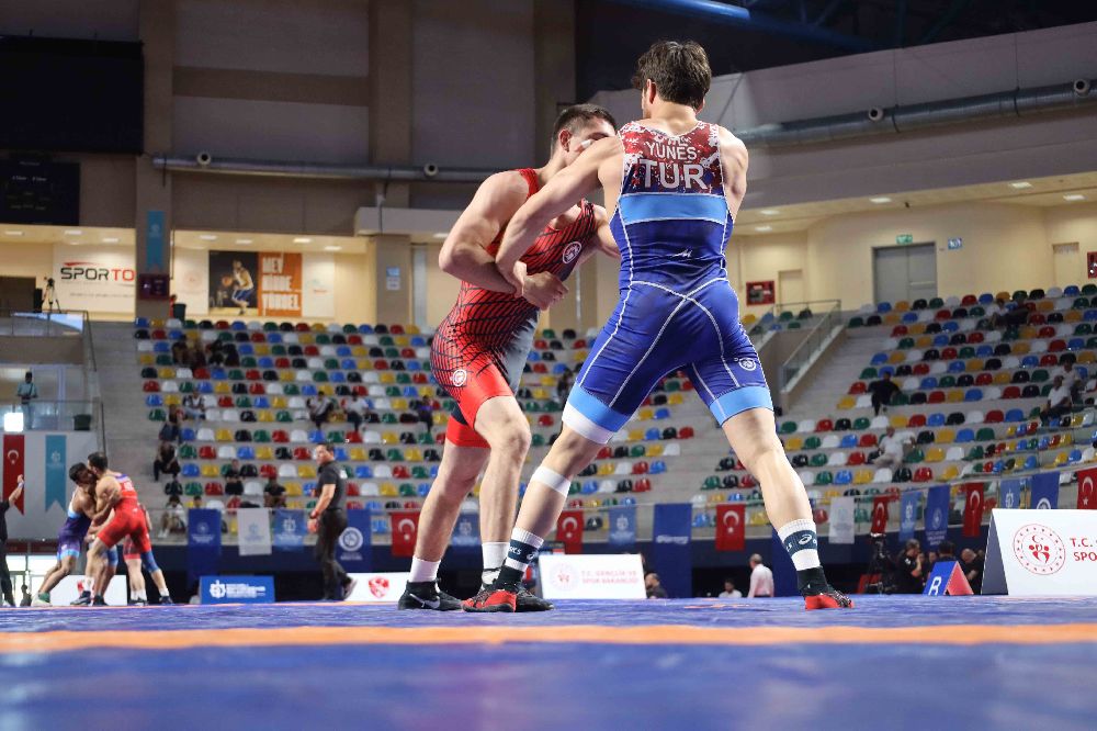 Kocaeli'de güreş heyecanı sürüyor