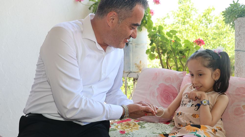  Koçarlı Belediye Başkanı Arıcı minik Efsa'ya akülü tekerlekli sandalye hediye etti