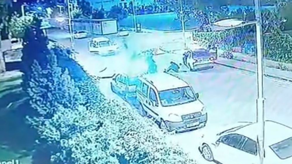 Kontrolden çıkan motosiklet otomobilin altına girdi