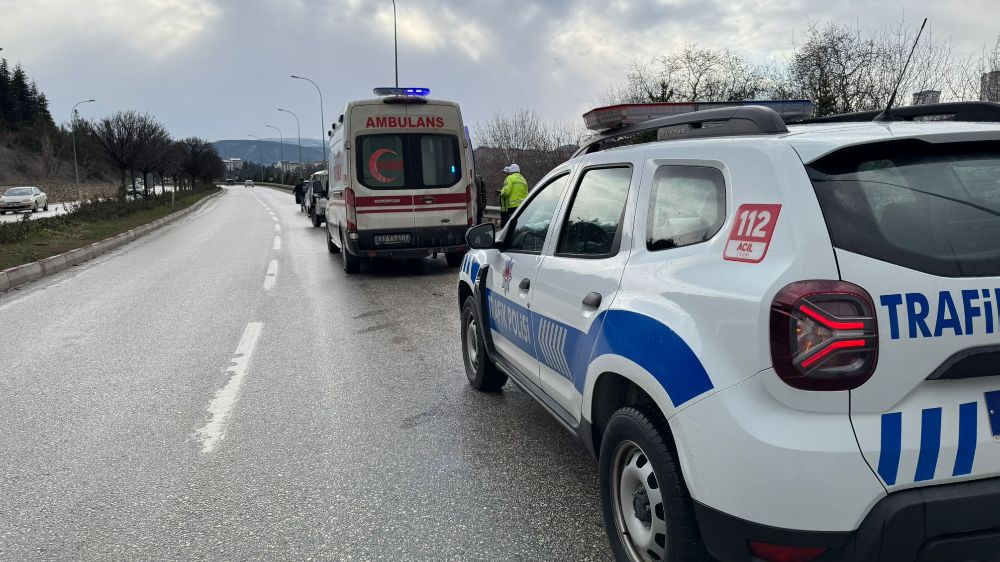 Kontrolden çıkan otomobil karşı şeride geçti, yaşanan trafik kazasında 2 kişi yaralandı