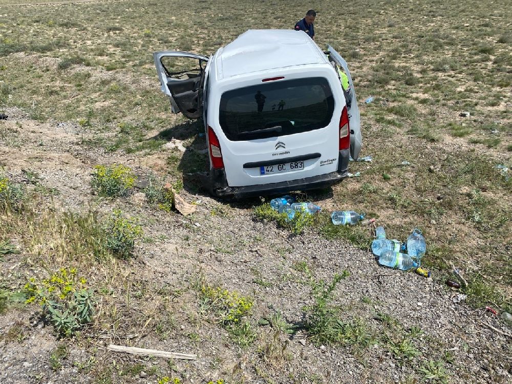 Konya'da lastiği patlayan hafif ticari araç takla attı: 2 yaralı
