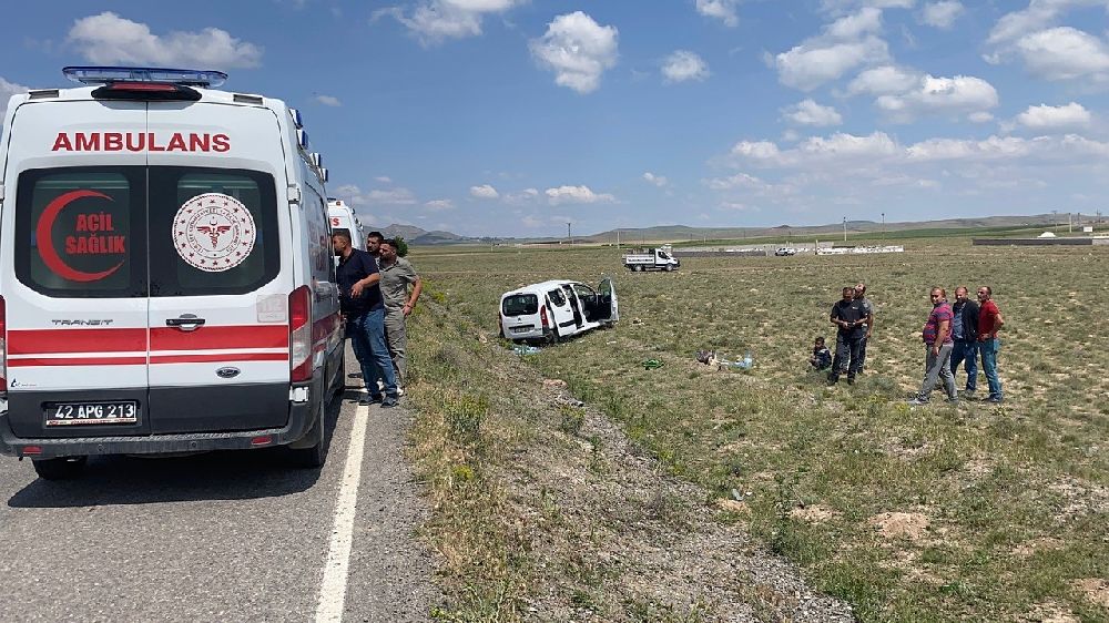 Konya'da lastiği patlayan hafif ticari araç takla attı: 2 yaralı