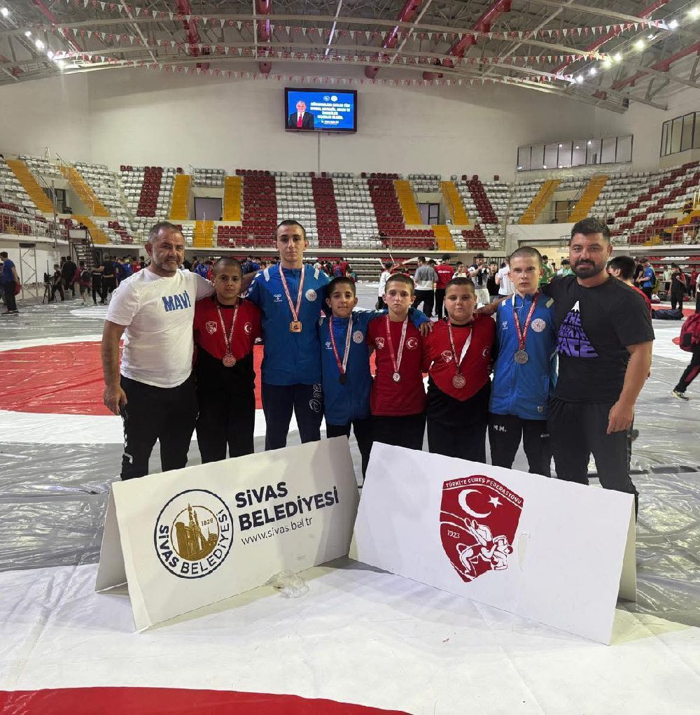 Korkuteli'nin güreşçisi 78 kiloda Türkiye şampiyonu oldu