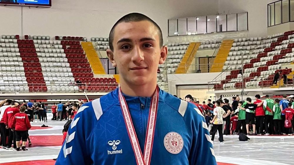 Korkuteli'nin güreşçisi 78 kiloda Türkiye şampiyonu oldu