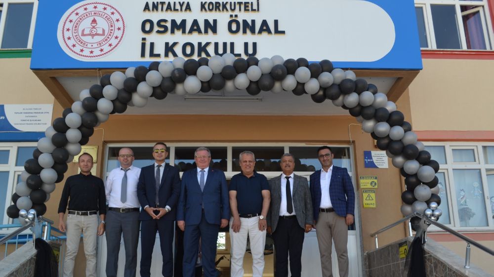 Korkutelili Hayırsever iş adamı İrfan Önal, banisi olduğu  okulun öğrencilerine karne dağıttı ve başarılı öğrencilere altın taktı.