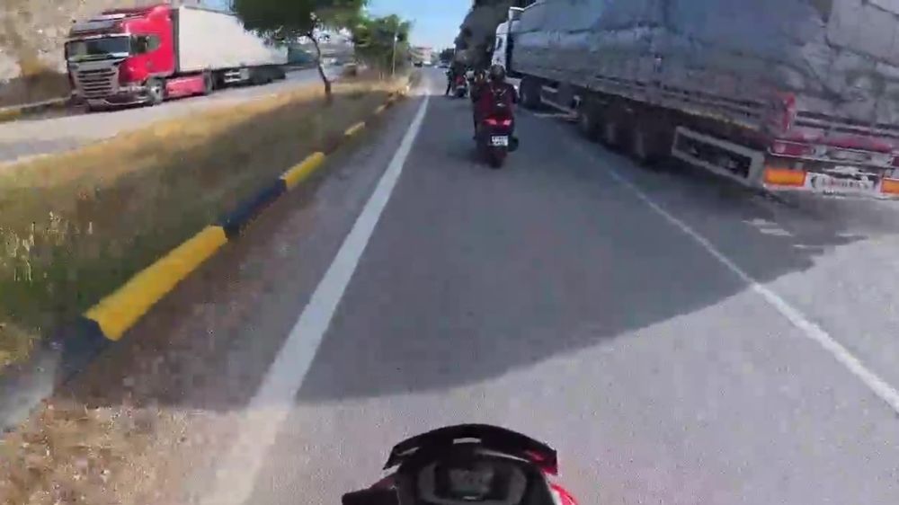 Korna çalınmasına sinirlendi, tırı motosikletlerin üzerine sürdü