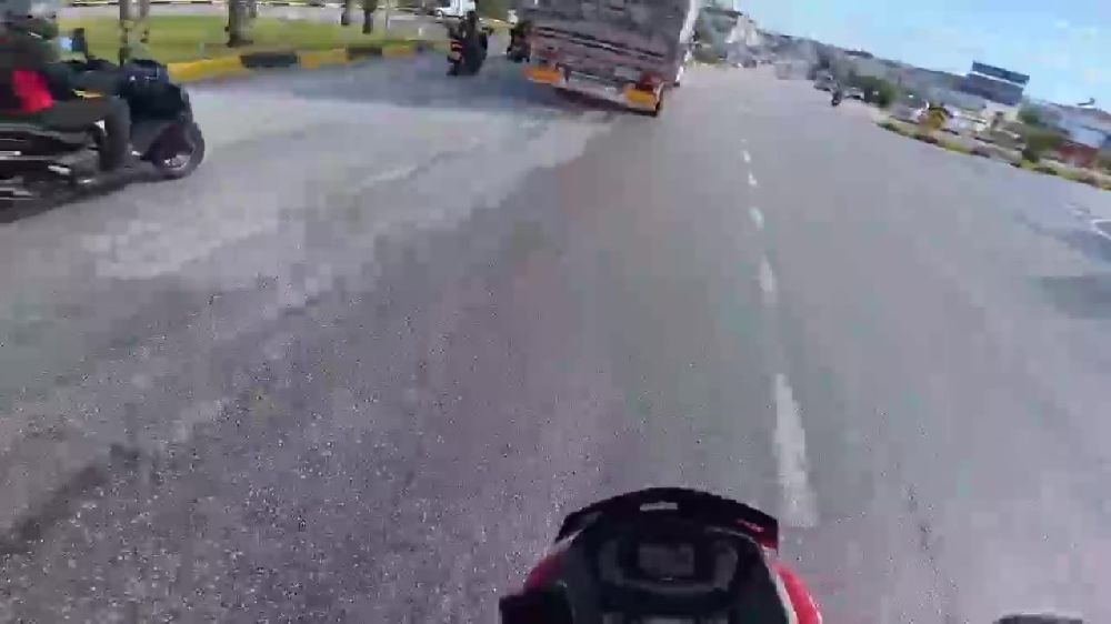 Korna çalınmasına sinirlendi, tırı motosikletlerin üzerine sürdü