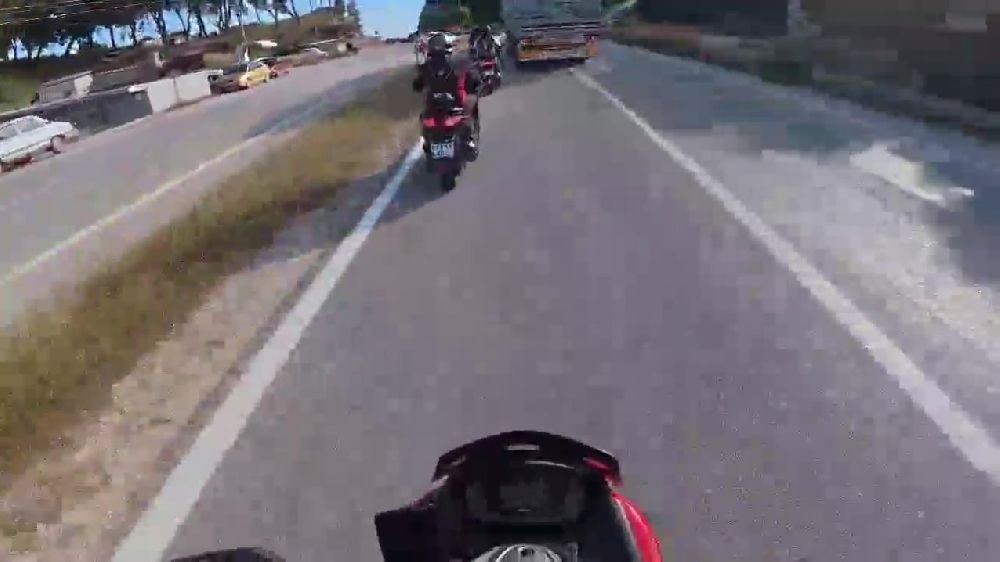 Korna çalınmasına sinirlendi, tırı motosikletlerin üzerine sürdü