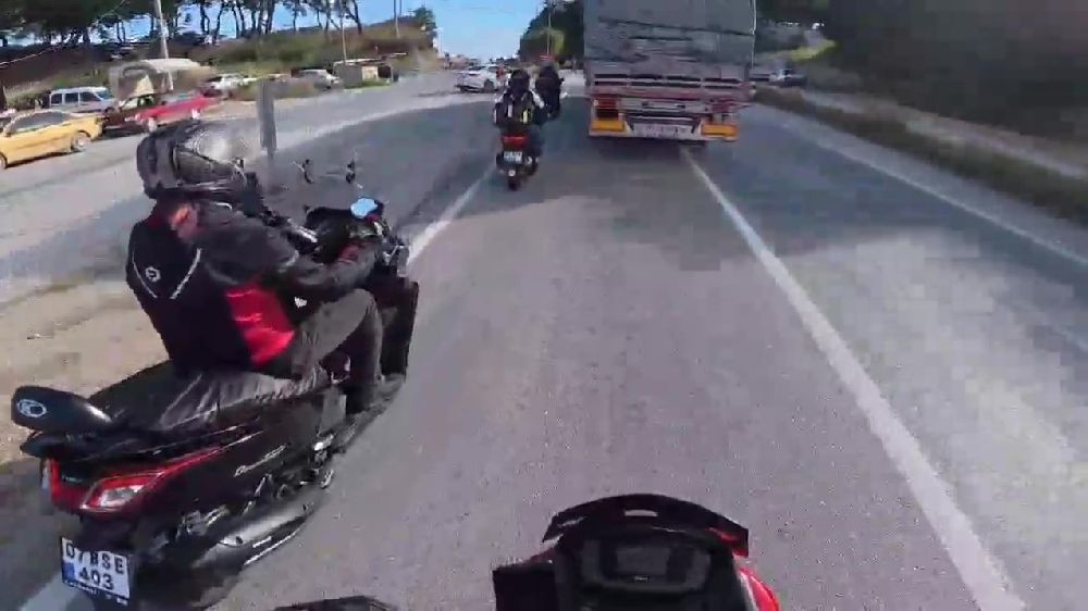 Korna çalınmasına sinirlendi, tırı motosikletlerin üzerine sürdü