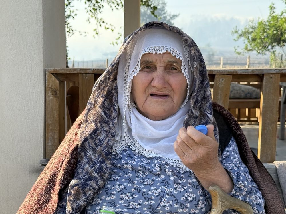 Kozan'daki orman yangınında çiftçiler, hayvanlarını korumak için mücadele etti