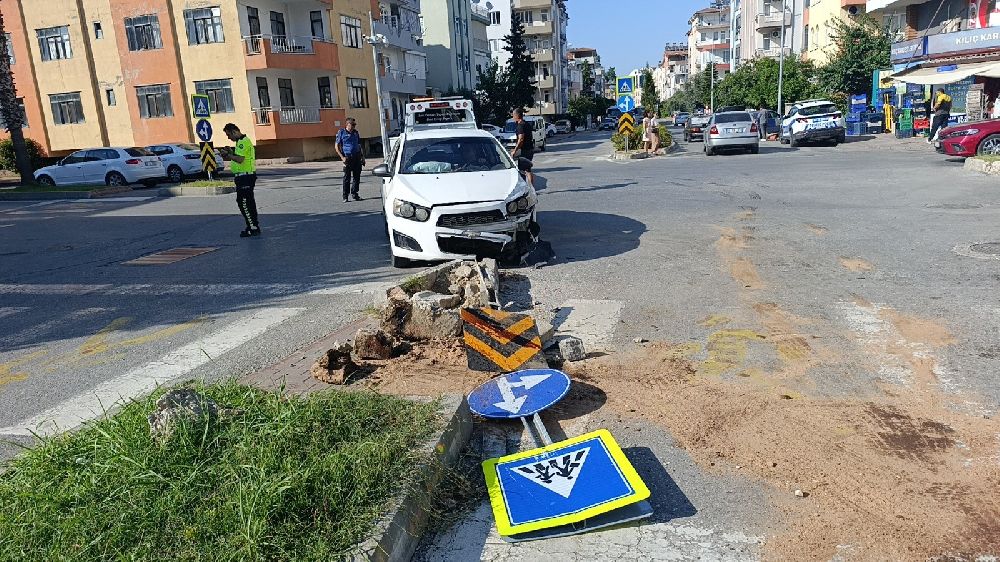 Küçük kızı, kazada hafif yaralanan annesinden ayrılmak istemedi