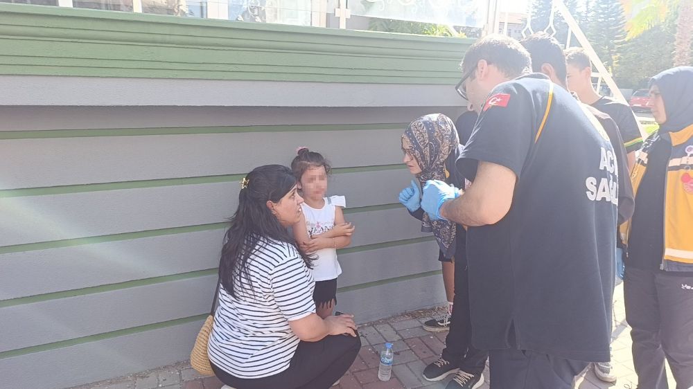 Küçük kızı, kazada hafif yaralanan annesinden ayrılmak istemedi