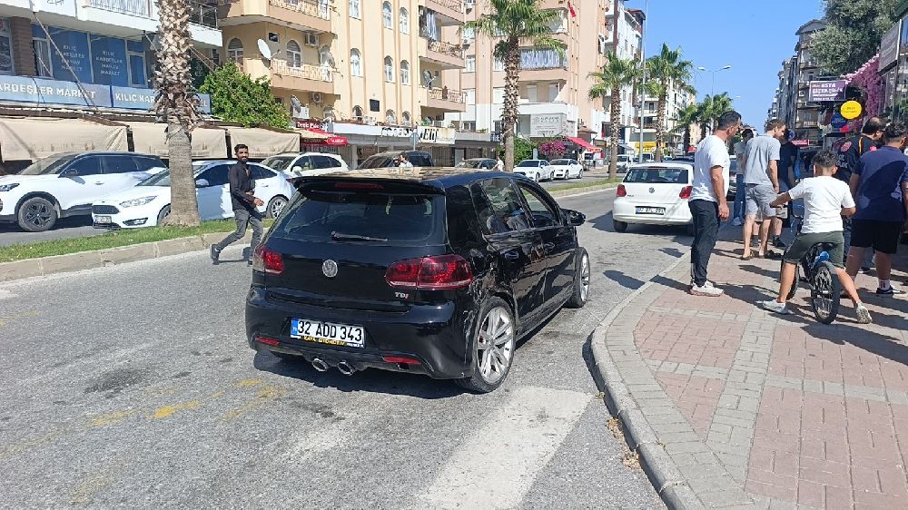 Küçük kızı, kazada hafif yaralanan annesinden ayrılmak istemedi