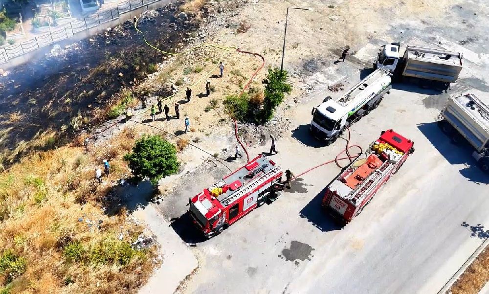 Küçükçekmece'de geniş otluk alanda çıkan yangın paniğe neden oldu