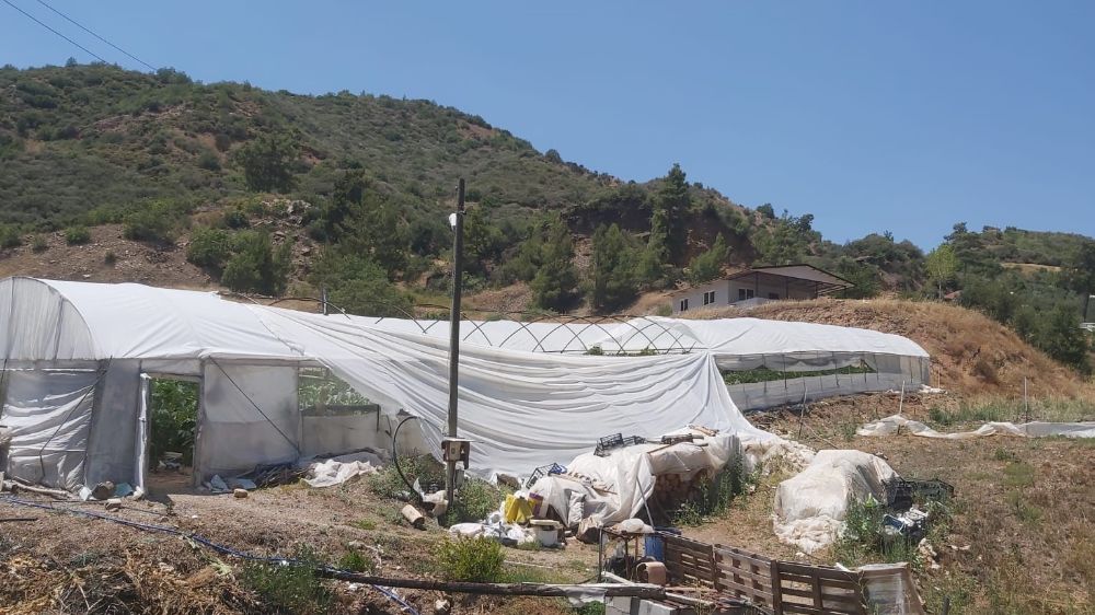 Kumluca'da aniden başlayan hortum seralara zarar verdi