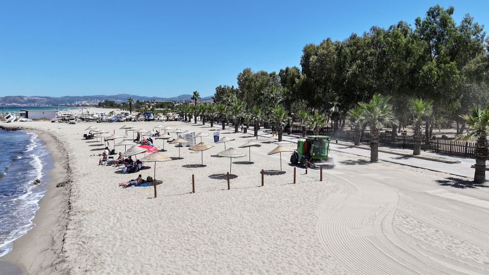 Kuşadası plajlarına son model kum temizleme aracı