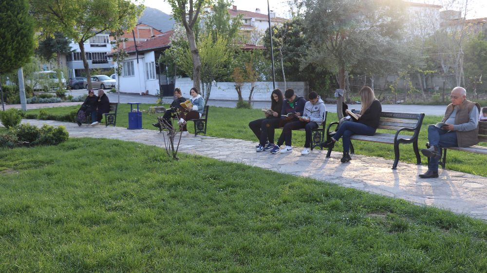 Mahalleli kitap okusun diye muhtarlığı kütüphaneye çevirdi