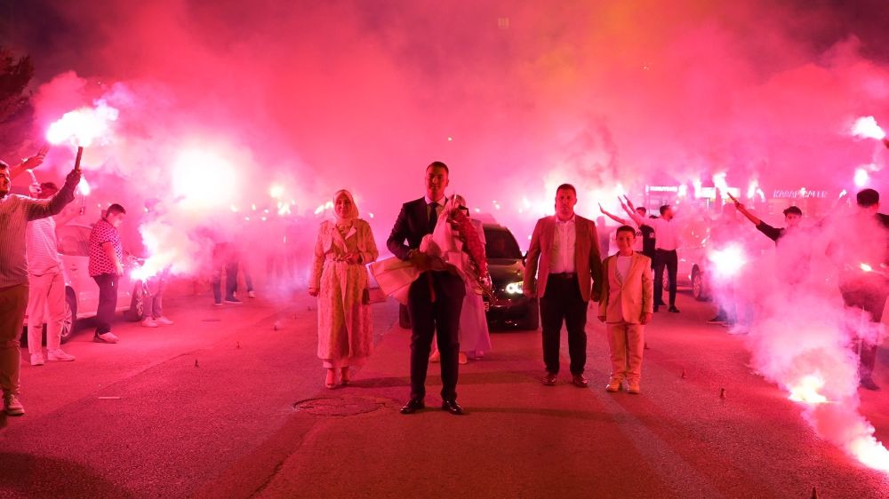 Mahalleyi festival alanına çevirerek kız istemeye gitti