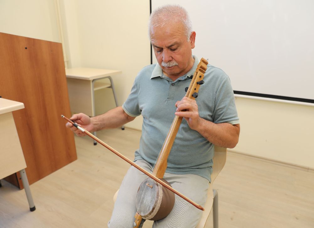  MAKÜ’de gelenekten geleceğe: Kabak kemane artık 3D yazıcıyla üretiliyor