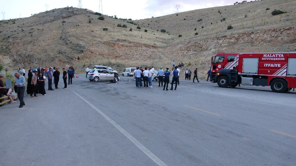  Malatya'da iki araç kafa kafaya çarpıştı 11 yaralı