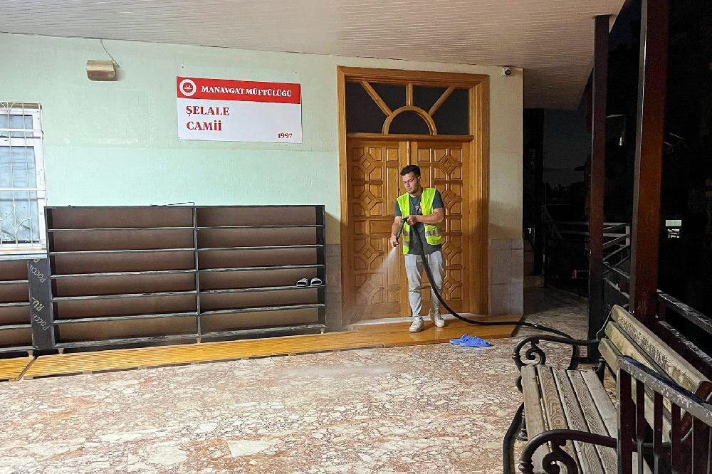 Manavgat Belediyesi'nden bayram öncesi cami temizliği