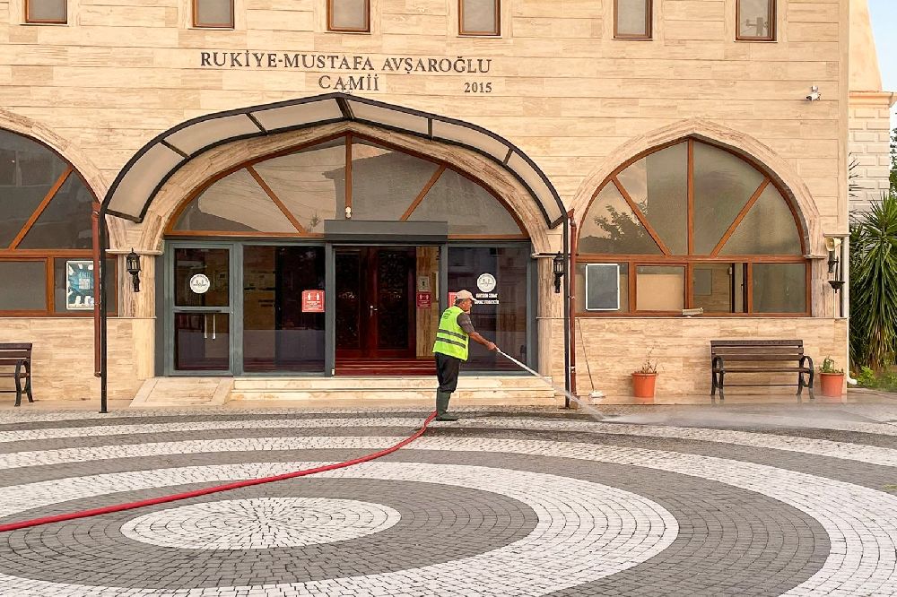 Manavgat Belediyesi'nden bayram öncesi cami temizliği