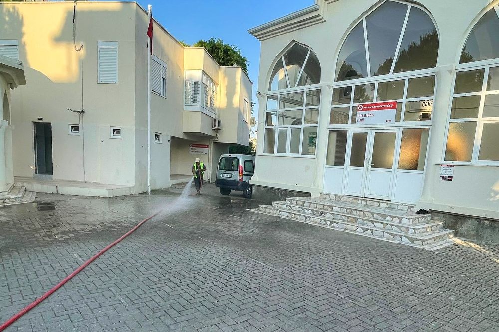 Manavgat Belediyesi'nden bayram öncesi cami temizliği