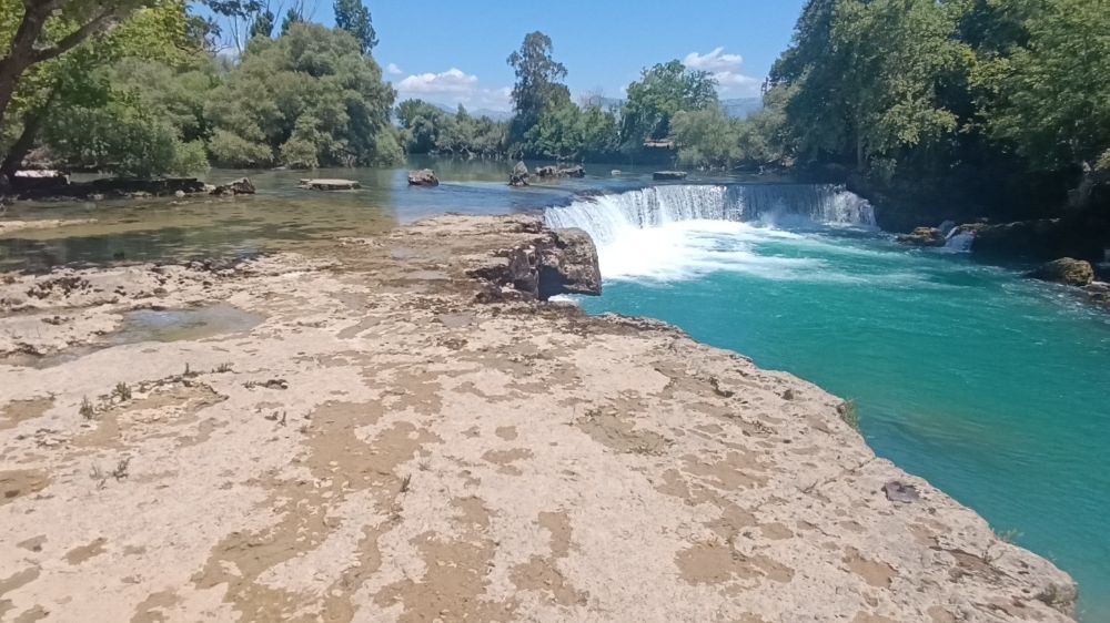Manavgat Şelalesi'nde su seviyesi düştü, kara göründü