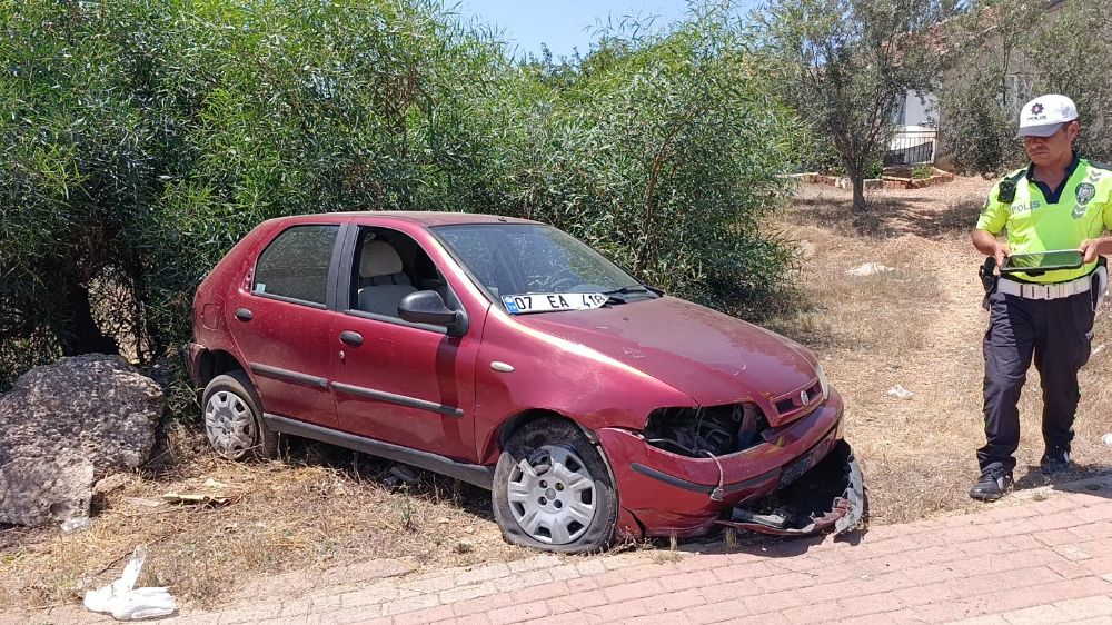 Manavgat'ta direğe çarpan otomobil sürücüsü yaralandı