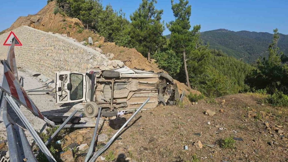 Manavgat’ta hafif ticari araç devrildi, sürücü ağır yaralandı