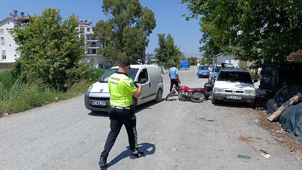 Manavgat'ta motosiklet hafif ticari araca çarptı: 1 yaralı
