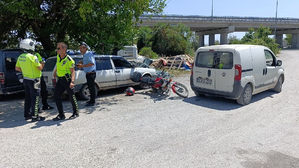 Manavgat'ta motosiklet hafif ticari araca çarptı: 1 yaralı