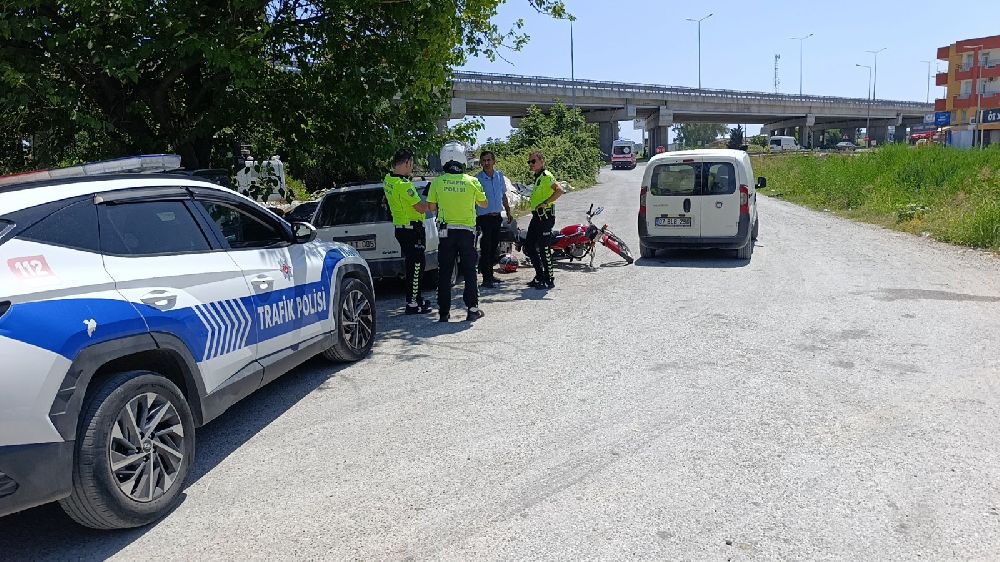 Manavgat'ta motosiklet hafif ticari araca çarptı: 1 yaralı