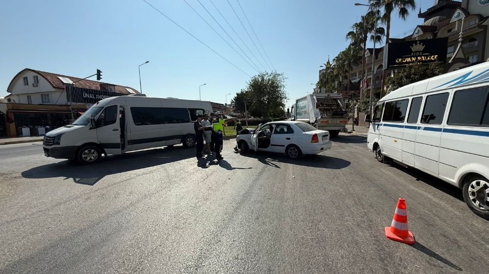 Manavgat'ta otomobil tur aracına çarptı: 5 yaralı
