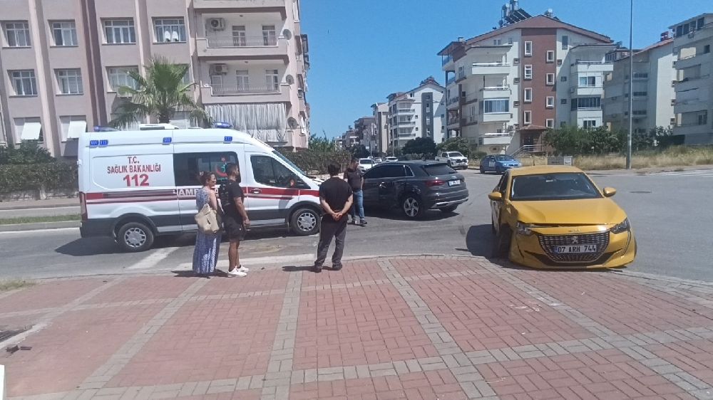 Manavgat'ta otomobiller çarpıştı: 2 yaralı