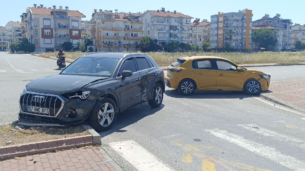 Manavgat'ta otomobiller çarpıştı: 2 yaralı