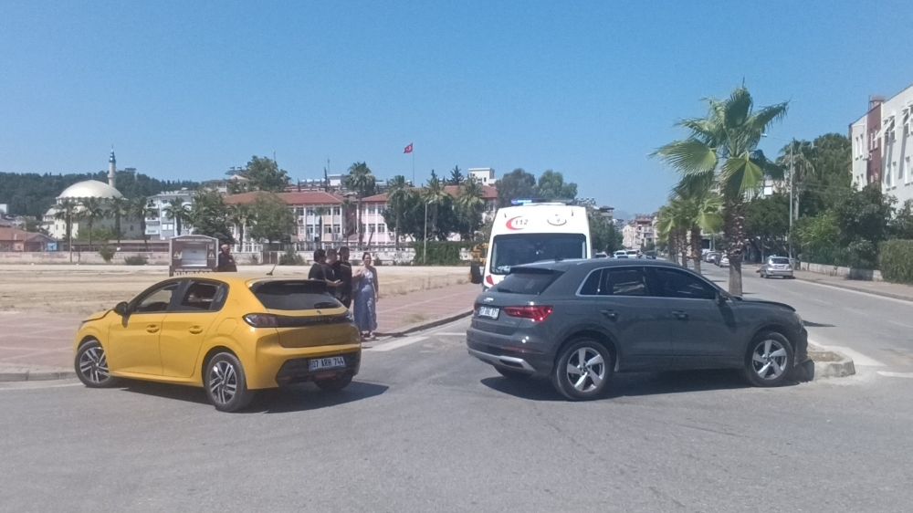 Manavgat'ta otomobiller çarpıştı: 2 yaralı