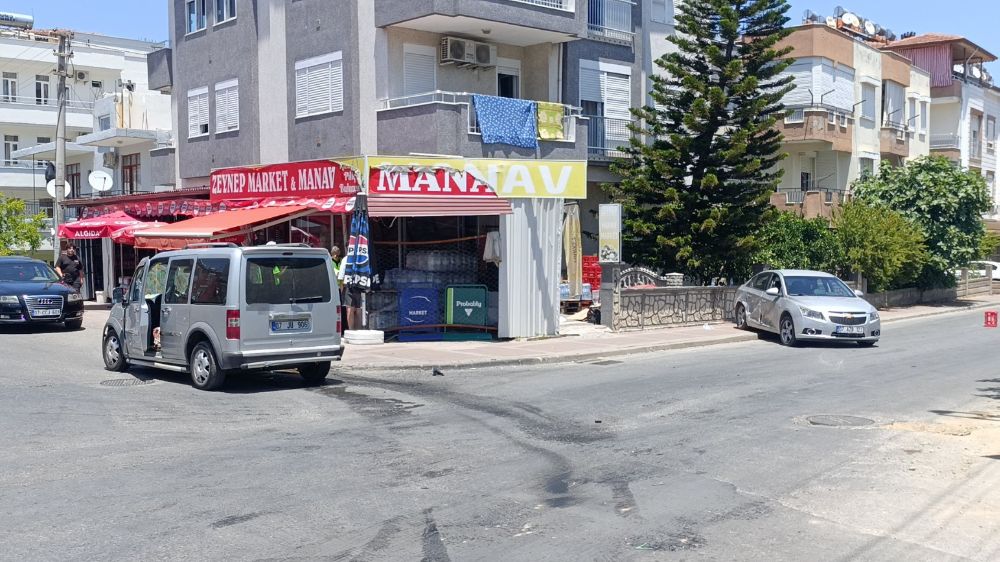 Manavgat'ta ticari araç ile otomobil çarpıştı: 1 yaralı