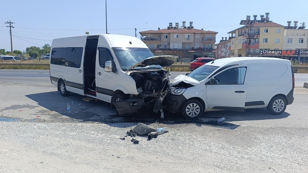 Manavgat'ta tur aracı hafif ticari araçla kafa kafaya çarpıştı: 6 yaralı