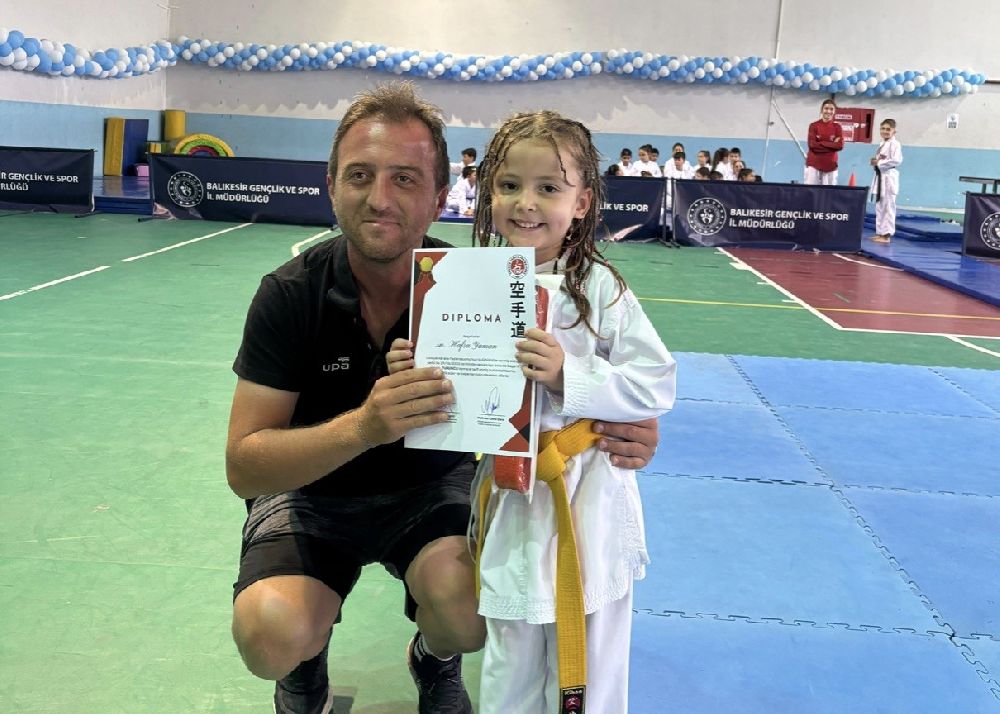 Manyaslı karateciler kuşak sınavında ter döktü